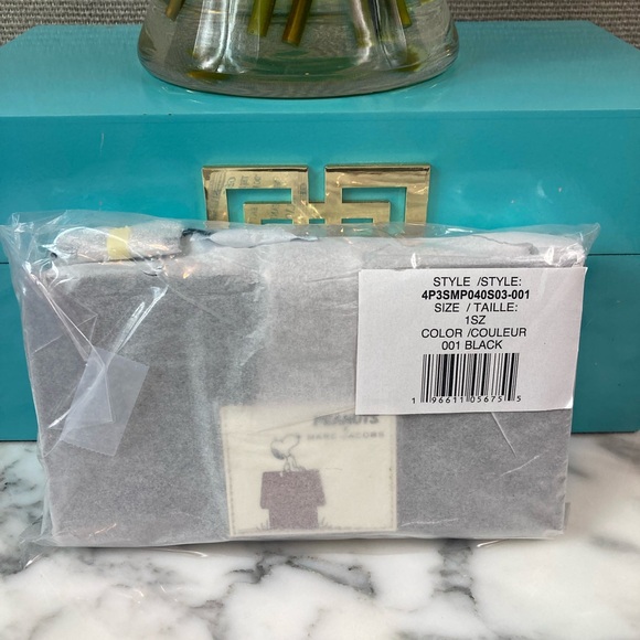 NWT FACTORY SEALED Marc Jacobs Peanuts X Black Snoopy Wristlet Wallet - Picture 9 of 11